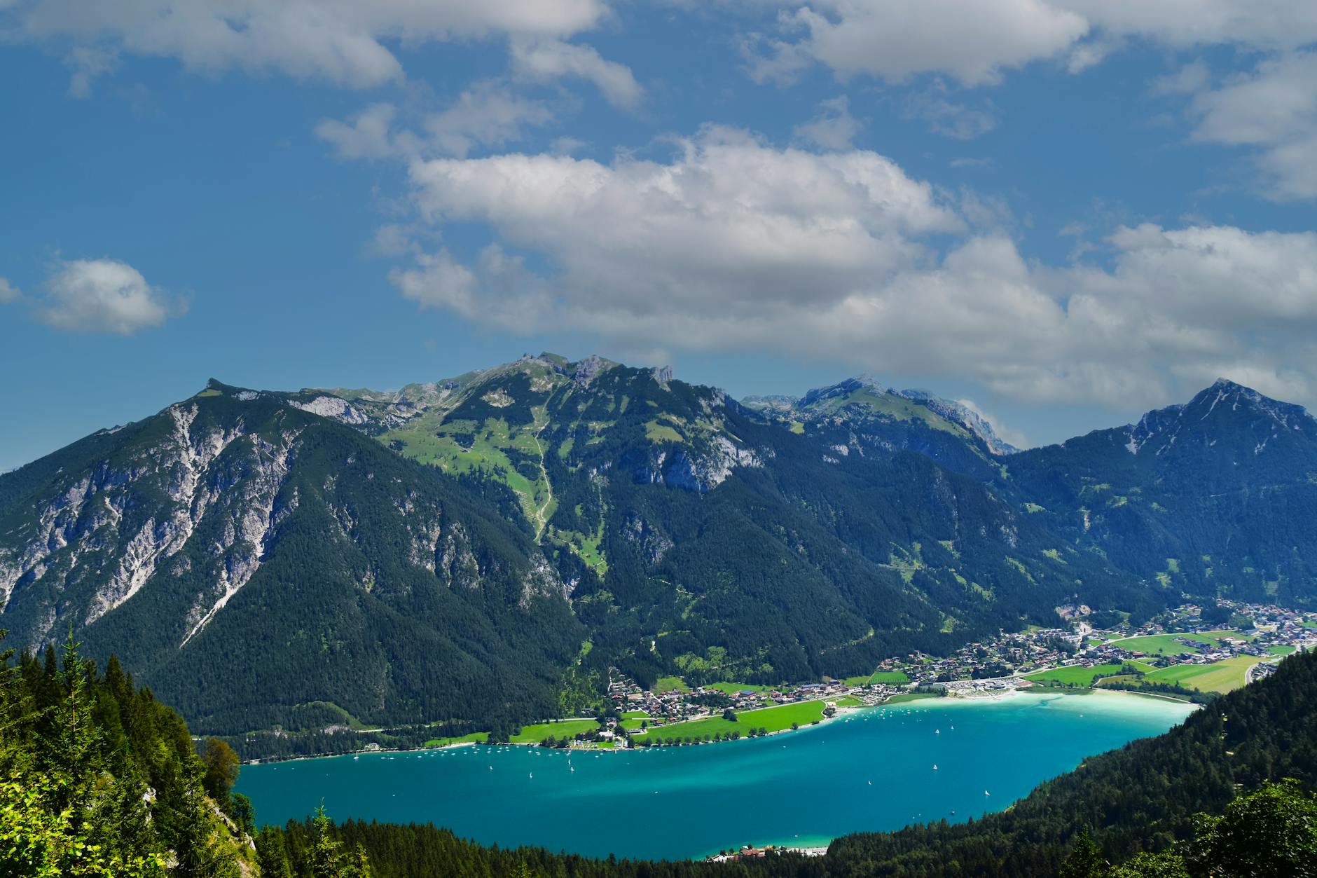 Blick über den Achensee mit Bergpanorama