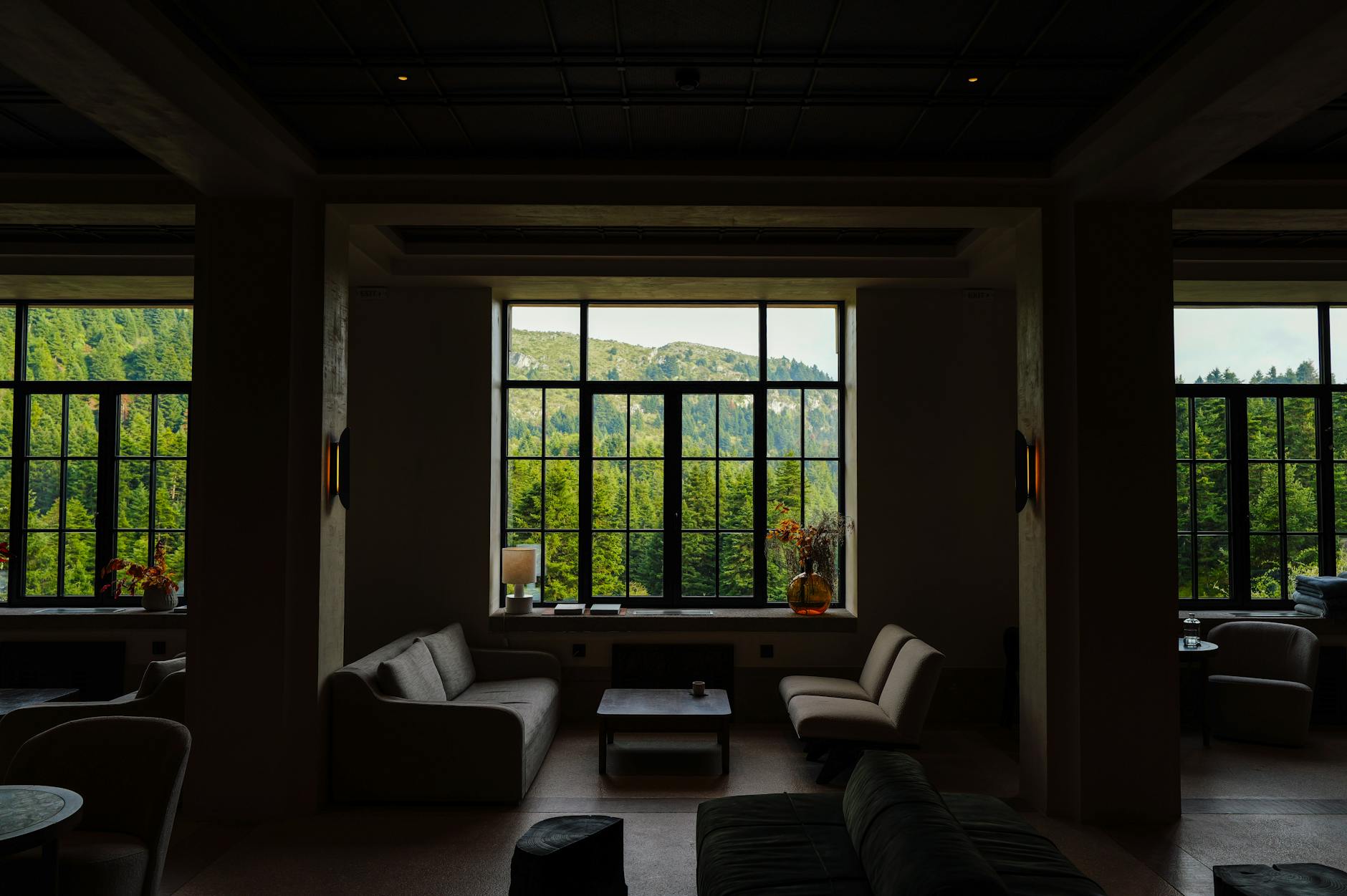 Elegantes Eckzimmer mit Bergblick