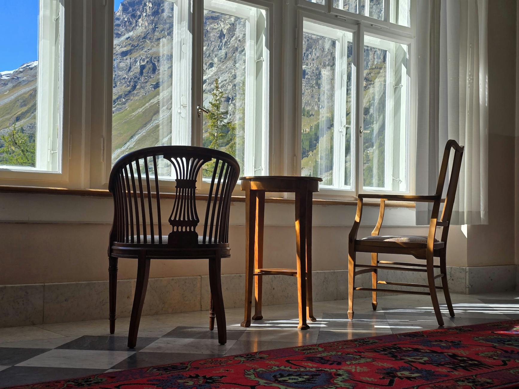 Heller Wohnbereich mit Tageslicht und Bergpanorama