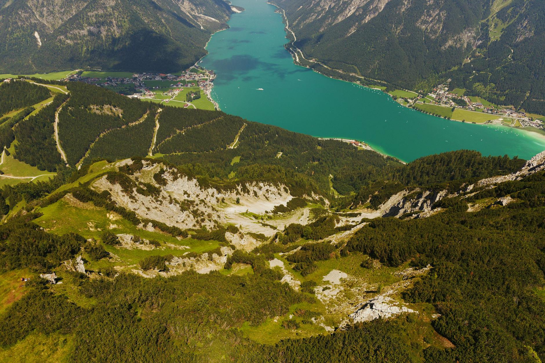 Luftaufnahme des Achensees mit umliegender Alpenlandschaft