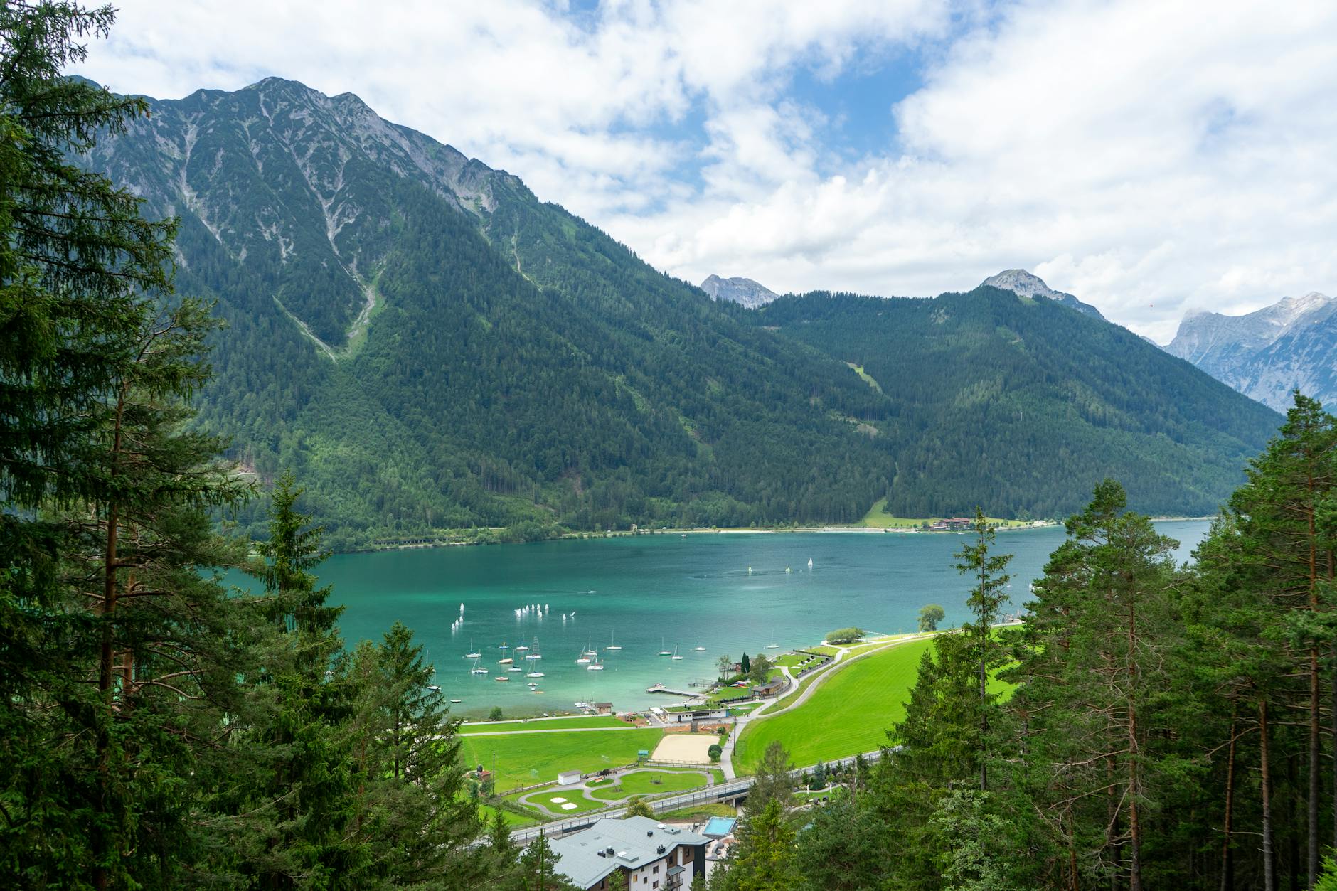 Blick auf den Achensee mit Bergen und Wäldern