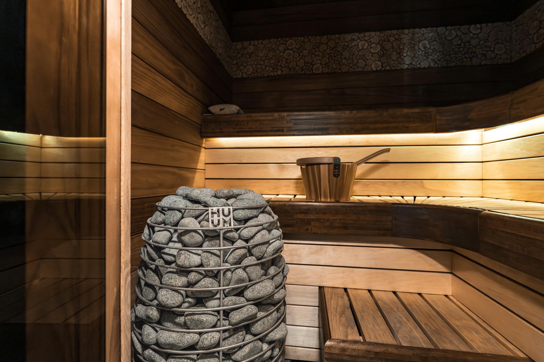 Finnische Sauna mit holzgetäfeltem Interior