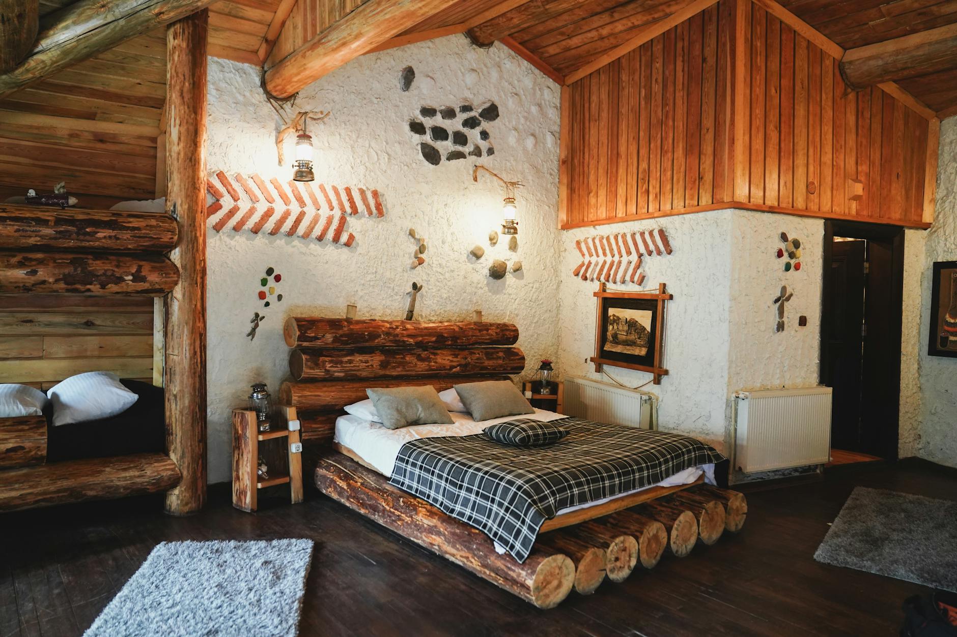 Holzgetäfeltes Zimmer mit Zirbenholzbett