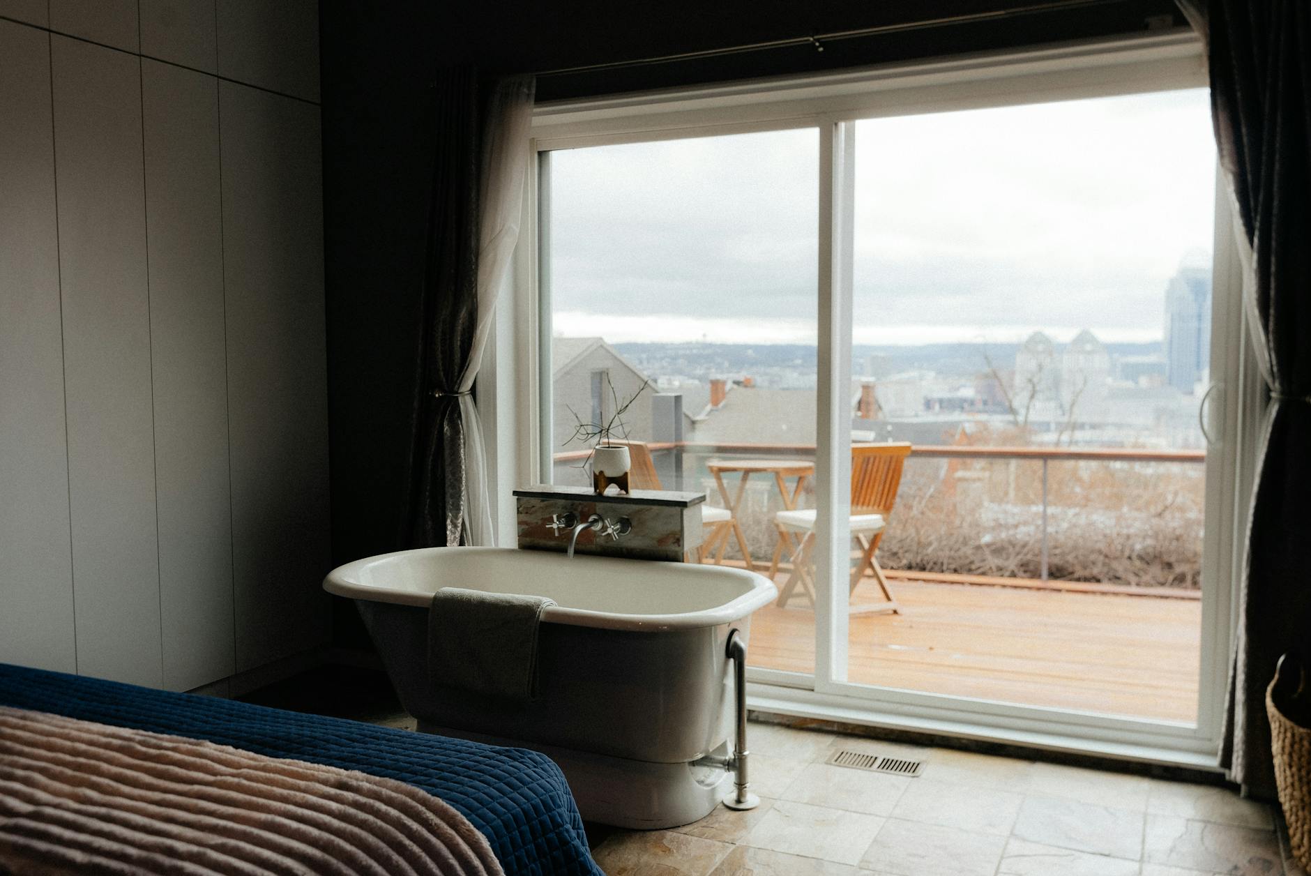 Historische Turmsuite mit freistehender Wanne